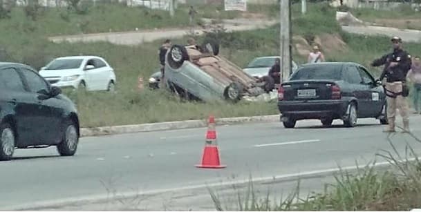FOTO: Terceiro acidente nesta quarta na BR-406: carro capota em São Gonçalo