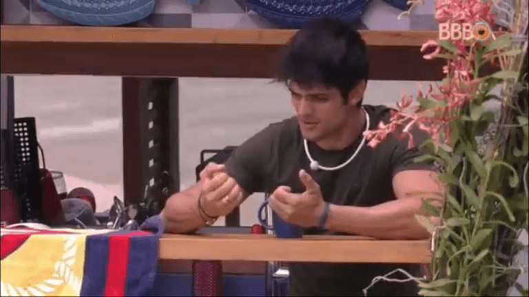 Globo ironiza suposta masturbação no BBB18 e chama participante de “DJ”, destaca portal