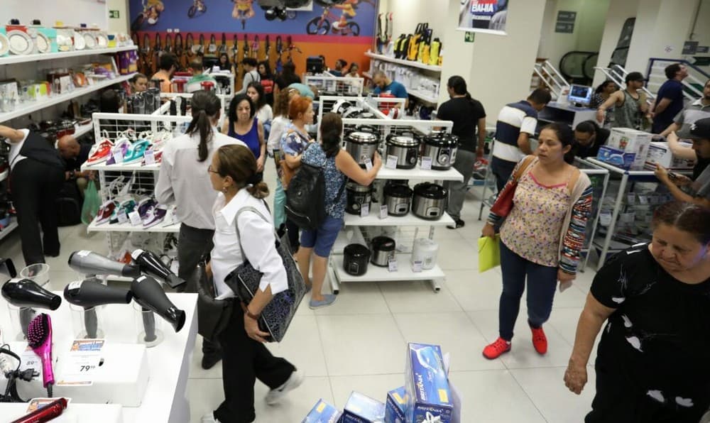 Varejo volta a crescer após dois anos e fecha 2017 com alta de 2%