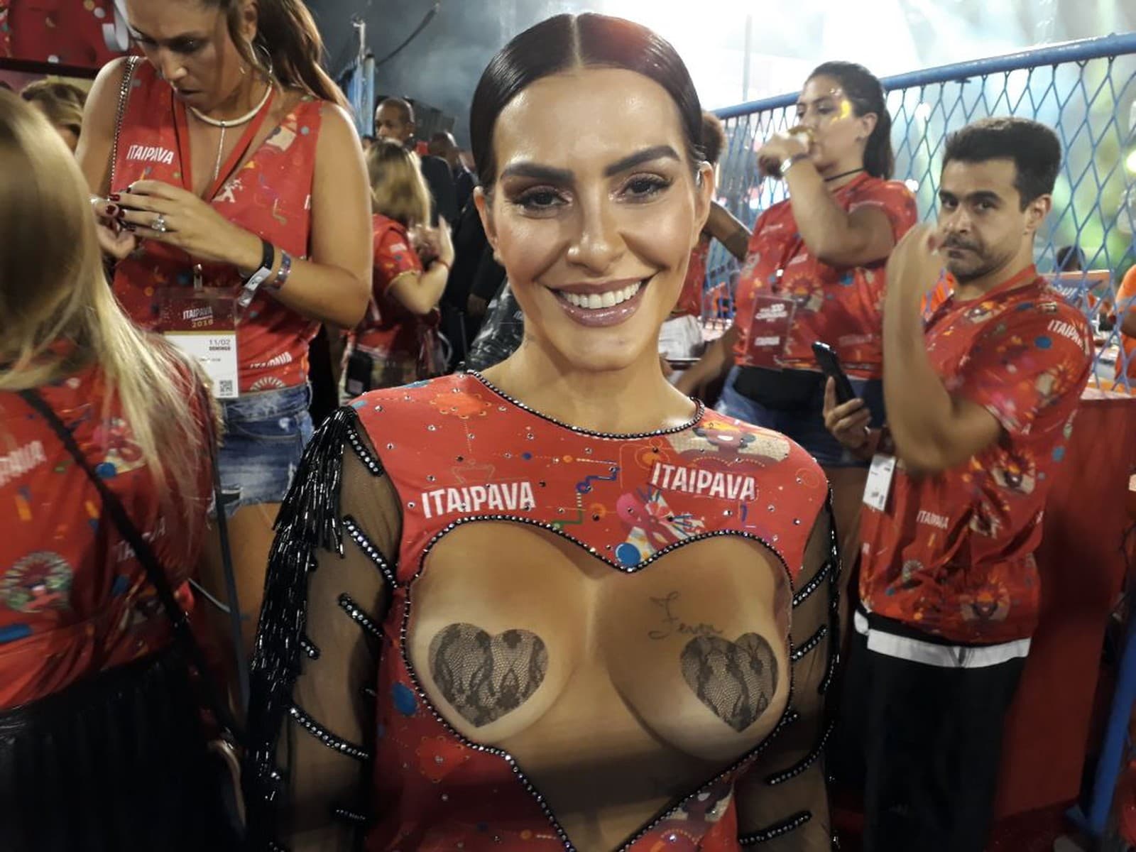 FOTOS: Musa global Cleo Pires explica abadá ousado nos seios