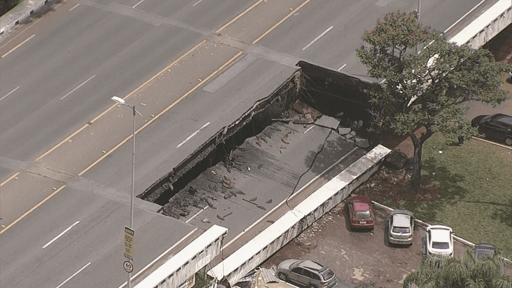 FOTOS: Parte de viaduto desaba em Brasília sobre carros e restaurante
