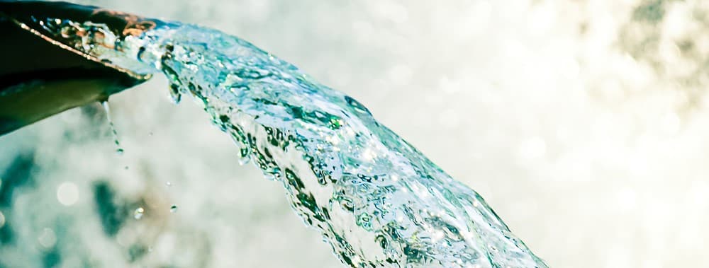 Água mineral x água de torneira x água de poço artesiano: qual a diferença?