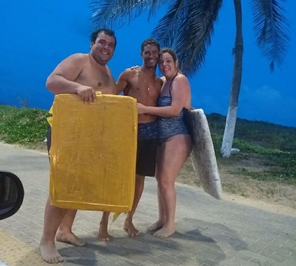 PRAIA DO FORTE - (FOTO): Barraqueiro herói usa tampas de caixas de isopor e salva casal de turistas argentinos de afogamento