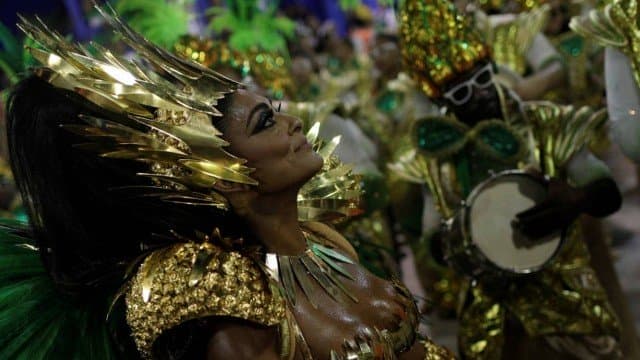 Bandidos vão assaltar van no Rio e descobrem Juliana Paes, a caminho da Sapucaí, dentro do veículo