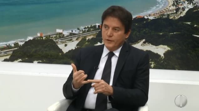Em entrevista, Robinson diz que em dois meses põe salários em dia