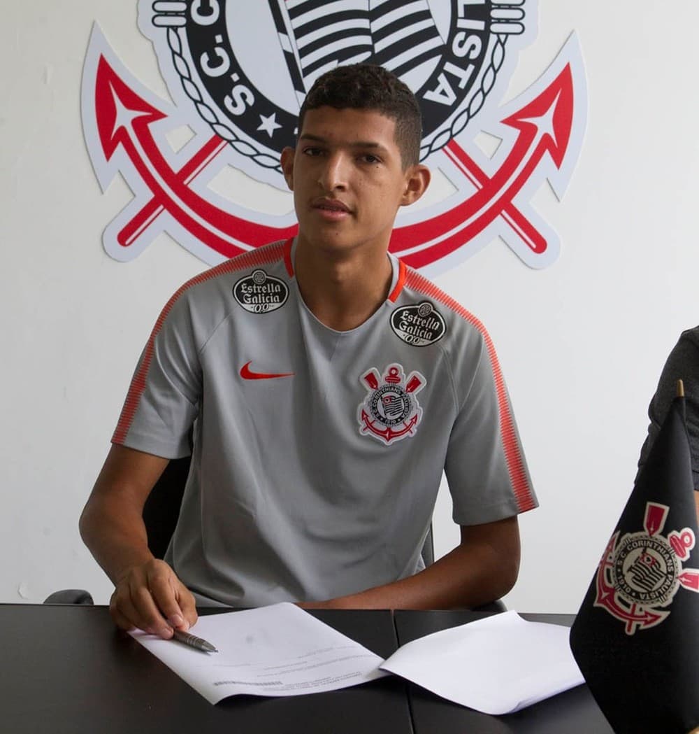 FOTO: Jovem promessa revelada no ABC, atacante Matheus Matias assina contrato com o Corinthians