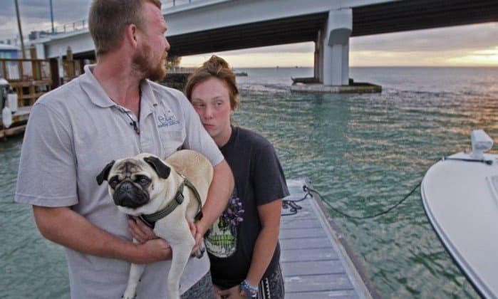 FOTO: Casal vende tudo para viver navegando, mas barco afunda em dois dias