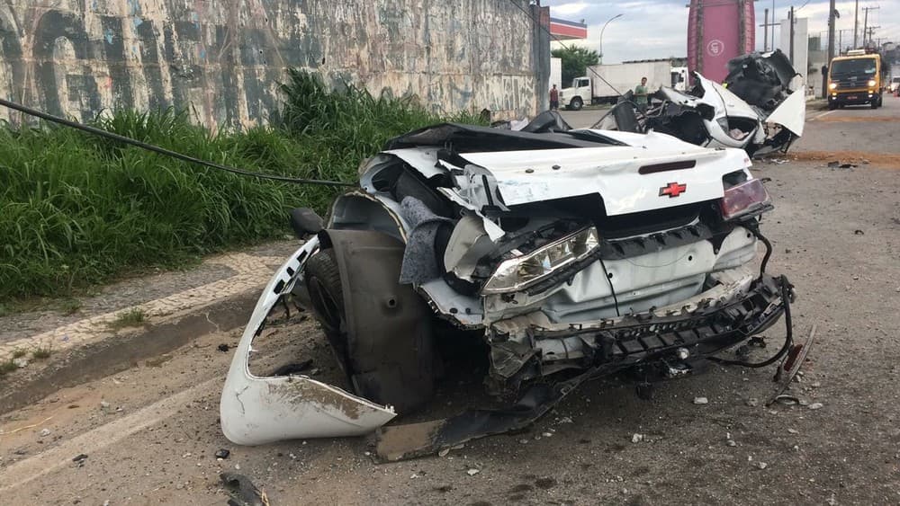 FOTOS: Carro de luxo de funkeiro parte ao meio após colidir com poste em SP