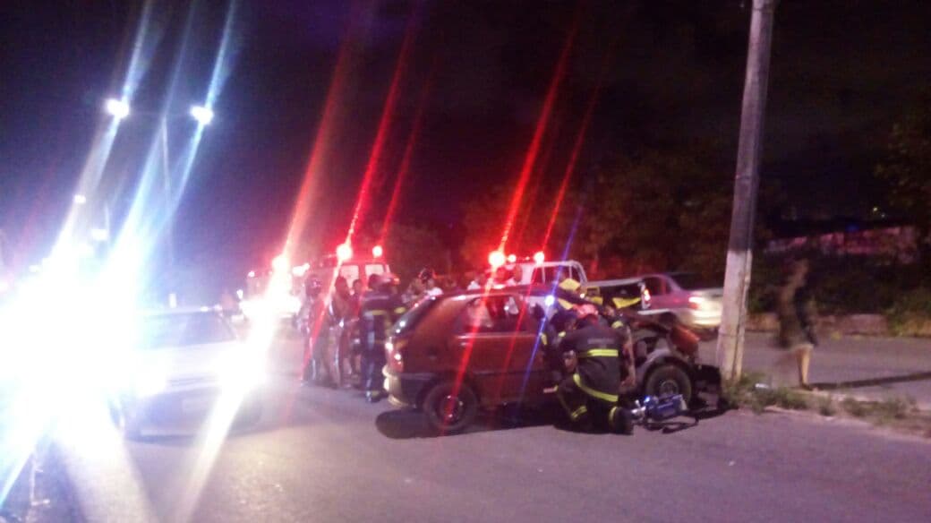 FOTOS: Carro colide com poste na Av. João Medeiros Filho