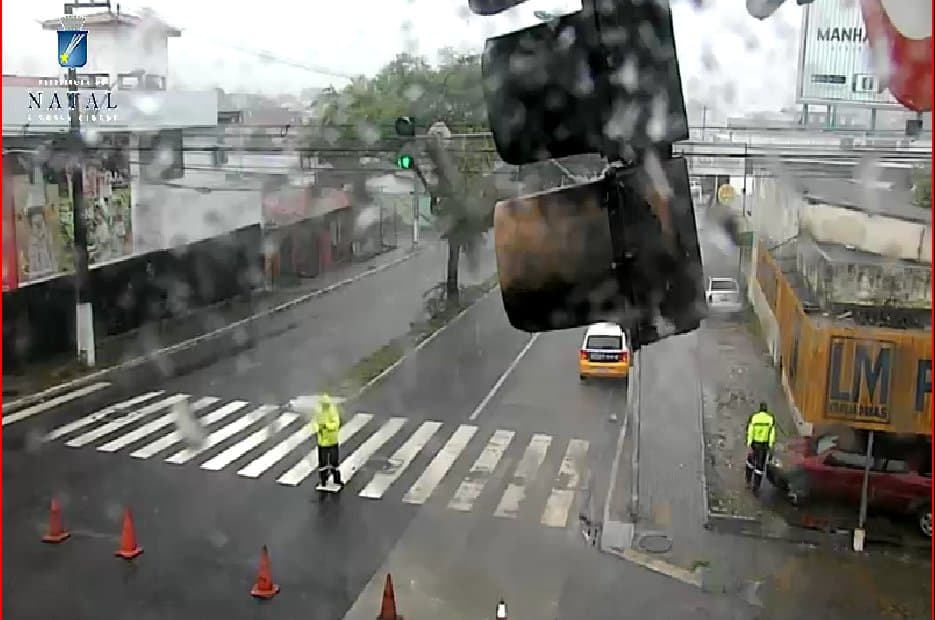 FOTO: Com chuvas, Avenida Capitão-Mor Gouveia é interditada