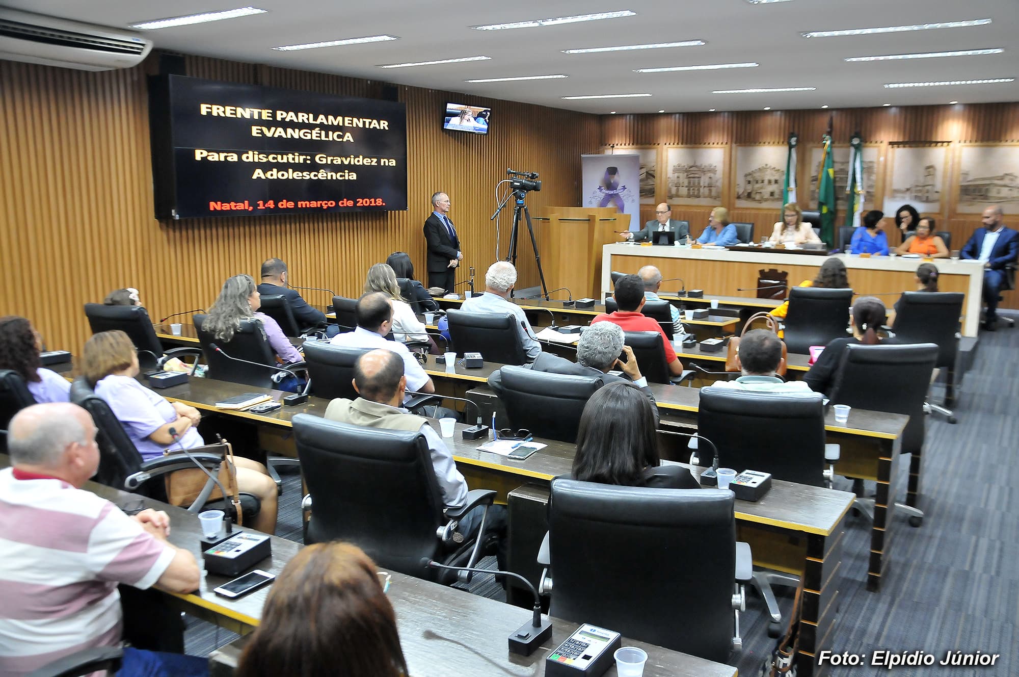 Debate aponta relação entre gravidez na adolescência e enfraquecimento das famílias