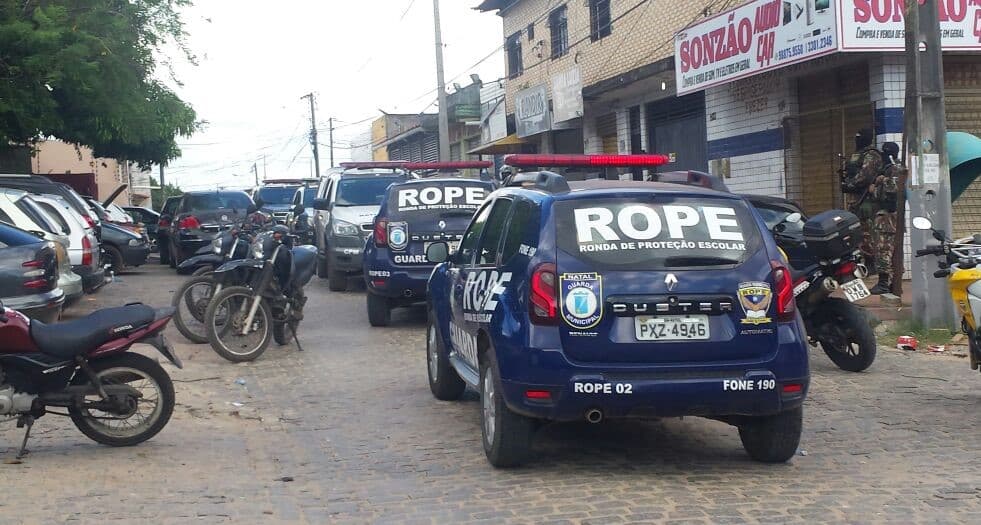 FOTOS: Guarda Municipal deflagra na manhã desta quinta operação para combater ilícitos no Mercado da Quatro no Alecrim