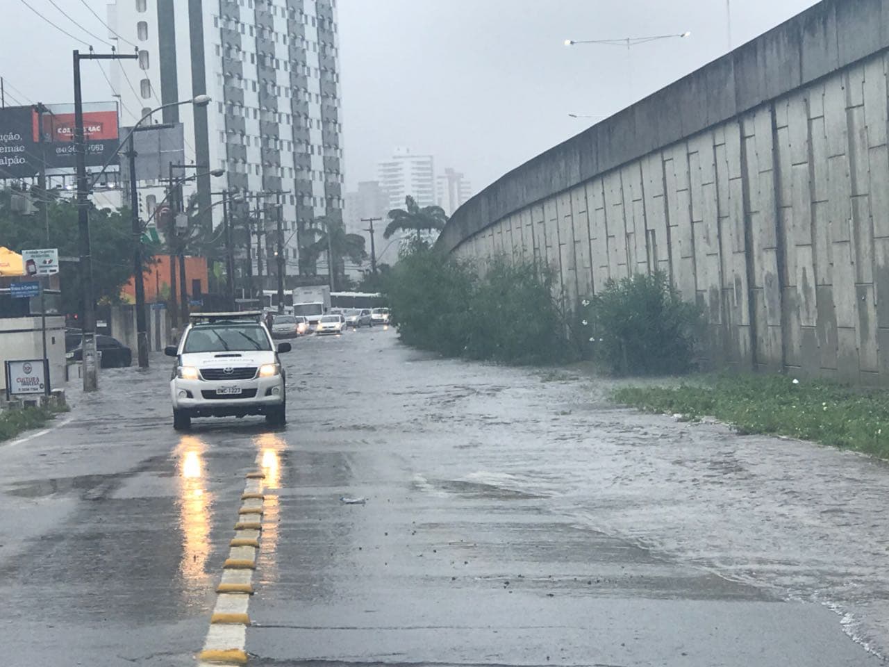 FOTOS: Manhã chuvosa em Natal e pontos de alagamento dificultam trânsito