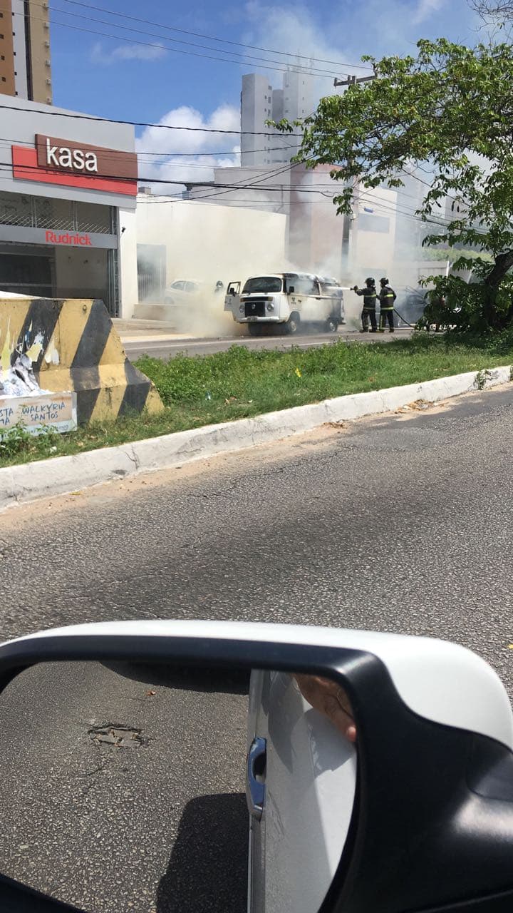 VÍDEO: Kombi pega fogo na Prudente de Morais e bombeiros são acionados