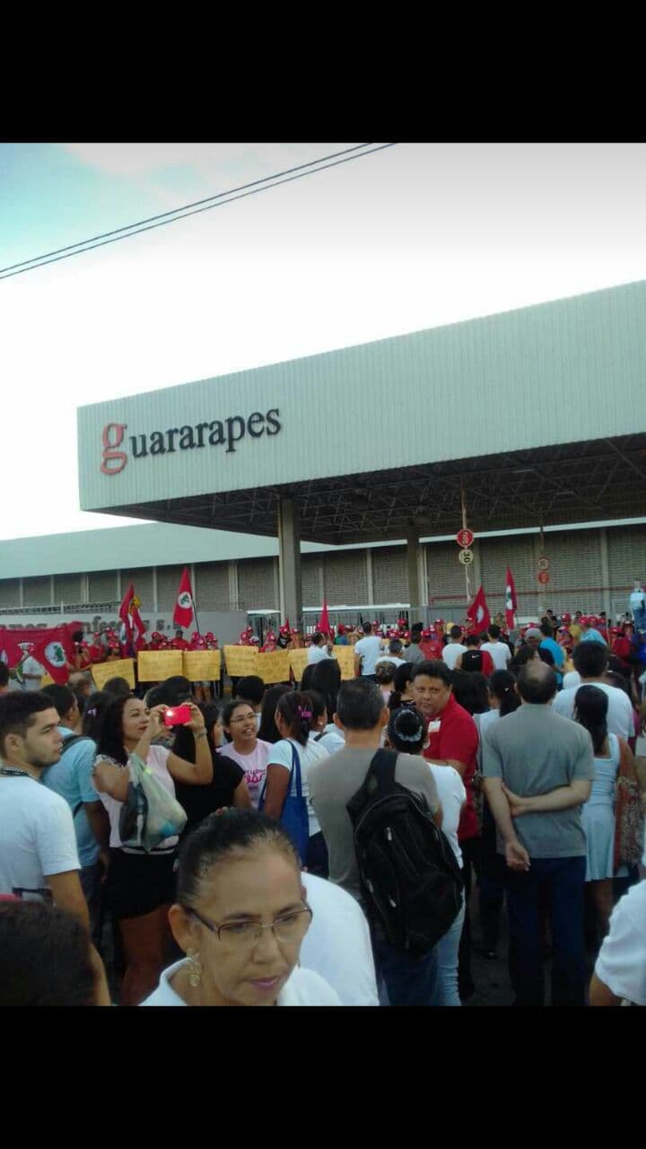 FOTOS: Sem-terra invadem fábrica da Guararapes