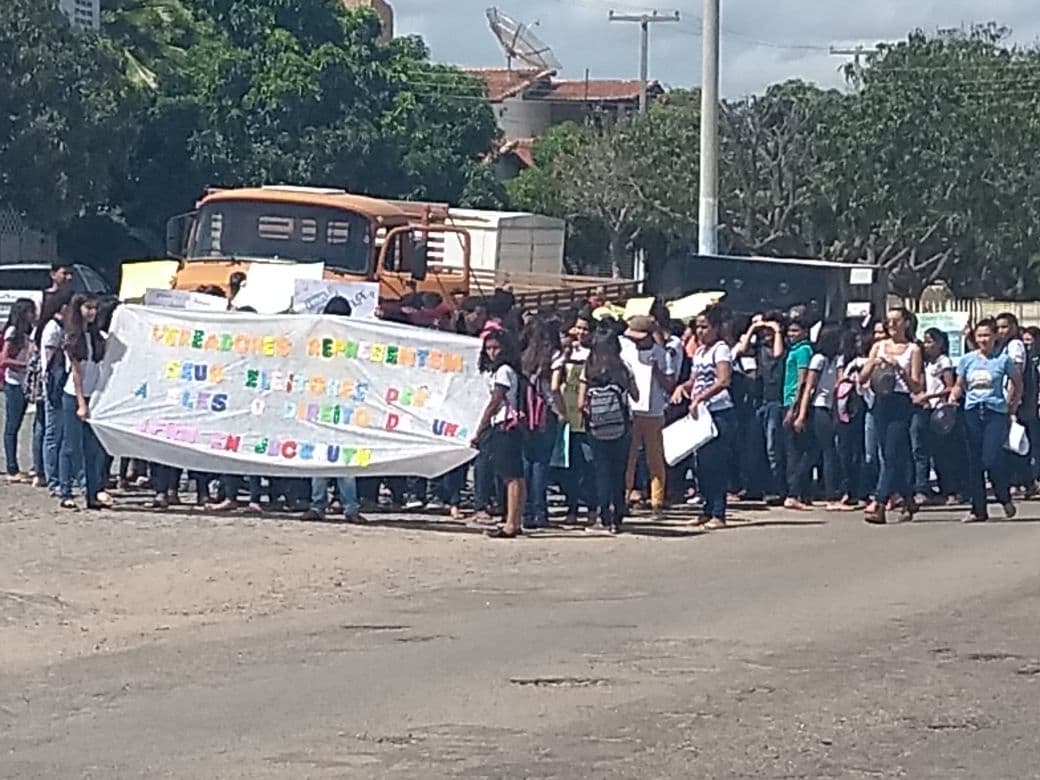FOTOS: Estudantes protestam em Jucurutu para disponibilidade de terreno doado para construção de campus avançado do IFRN