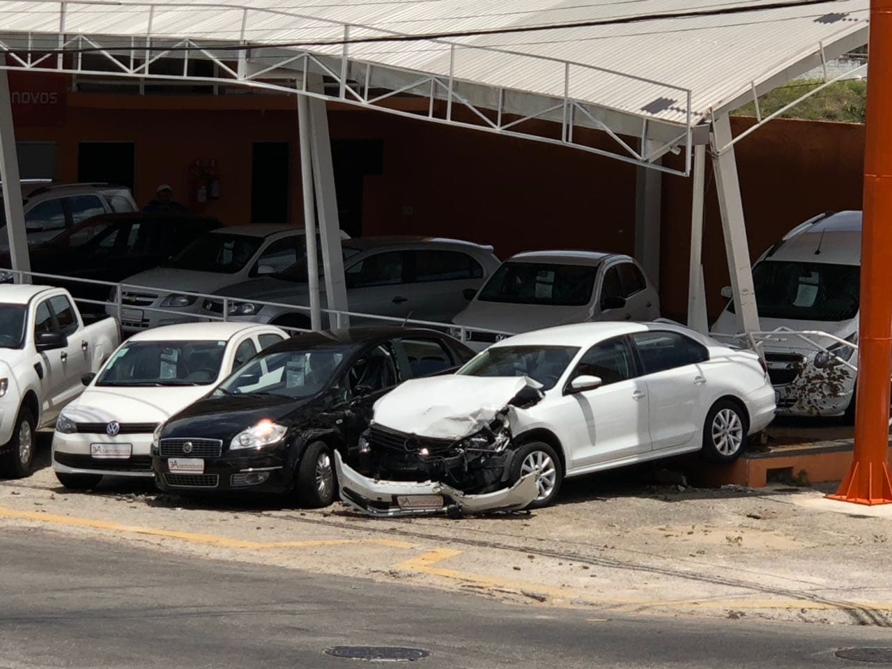 ESTRAGO - FOTOS: Caminhão desgovernado atinge de loja de veículos na Jaguarari
