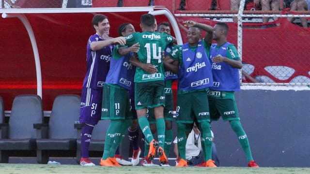 Com dois gols de Scarpa, Palmeiras vence e elimina Ituano do Paulistão