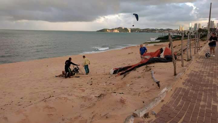 FOTOS: Corrente de ar lança parapente contra a costa assustando ocupantes; ninguém se feriu