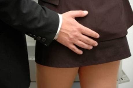 1 em cada 4 homens acha normal esperar sexo de funcionárias, diz pesquisa em oito países