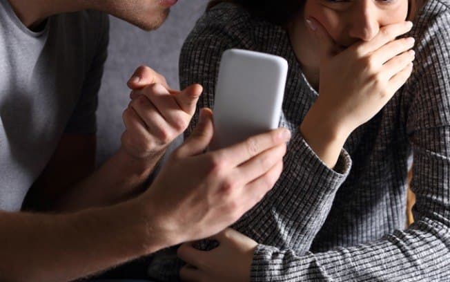 Esposa vê nudes de outra mulher no celular do marido e não economiza na vingança
