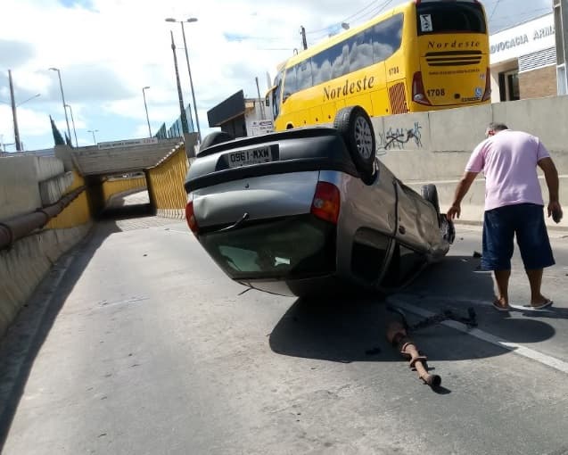FOTO: Capotamento é registrado na entrada de túnel da Avenida Mor Gouveia para a Prudente de Morais