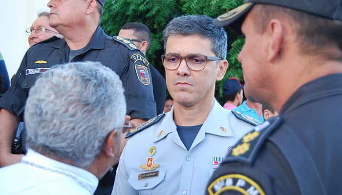 Em nota dura, associação de PMs ataca decisão de ex-comandante André de Azevedo em retornar à ativa e expõe razões políticas