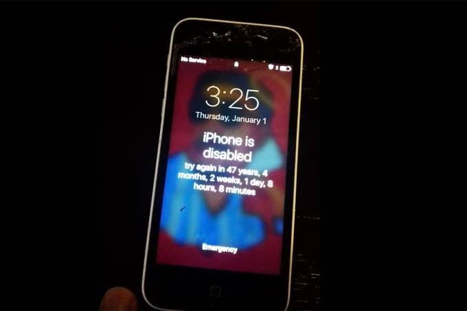 FOTO: Criança erra senha e bloqueia iPhone por 47 anos; mãe deixou o telefone para o filho assistir a vídeos educativos