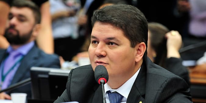 Proposta proíbe motorista de fumar dirigindo