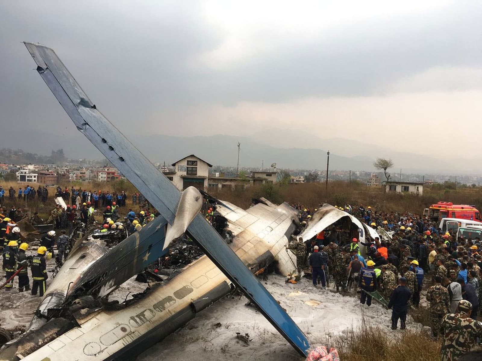 FOTOS: Avião com 71 a bordo cai em aeroporto no Nepal e deixa dezenas de mortos
