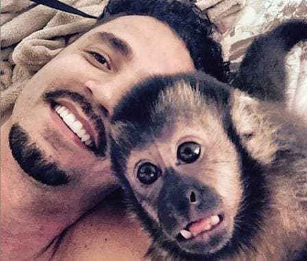 Twelves, famoso macaco de estimação do cantor Latino, morre atropelado