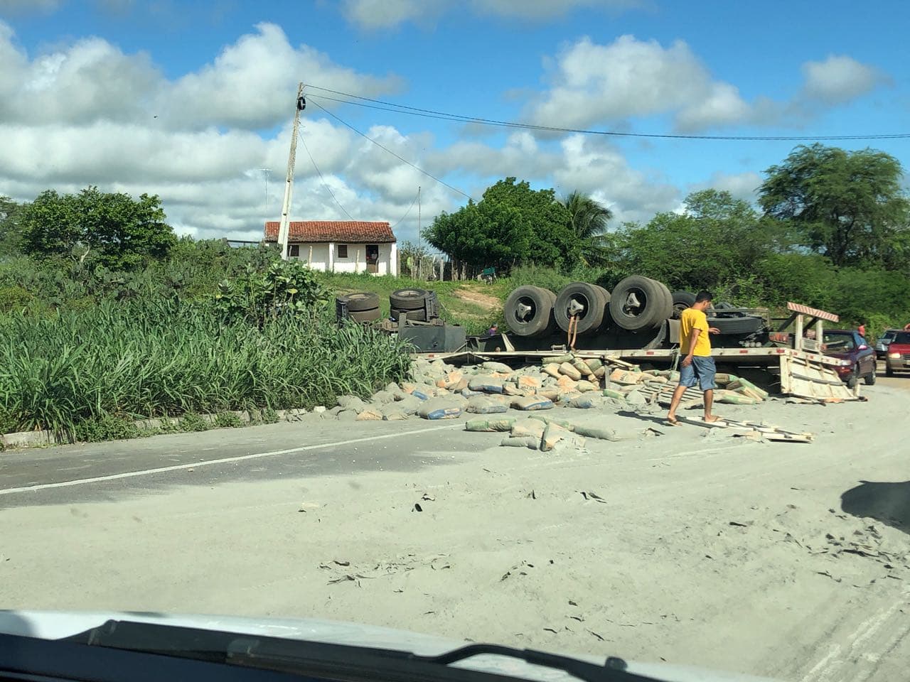 FOTOS: Acidente grave com caminhão na BR-304