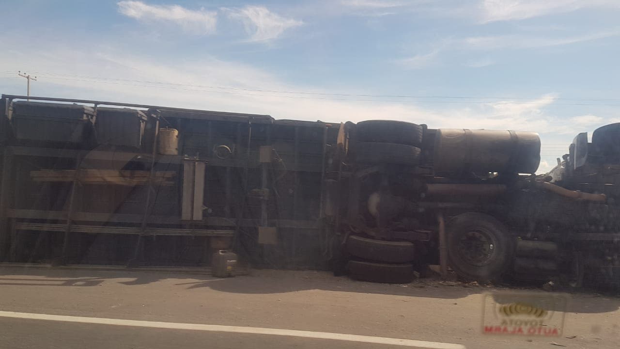 FOTOS: Carreta tomba na BR-304