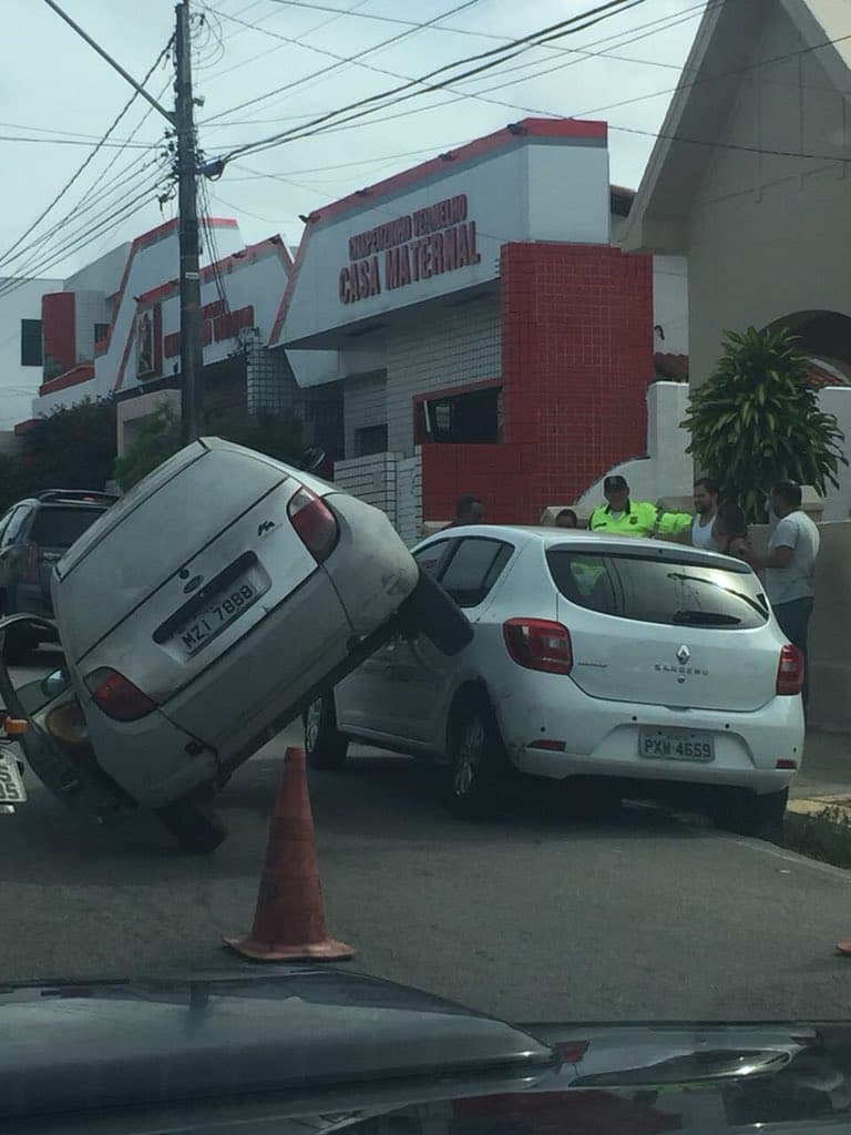 FOTO: Acidente na rua Olinto Meira, no bairro Barro Vermelho