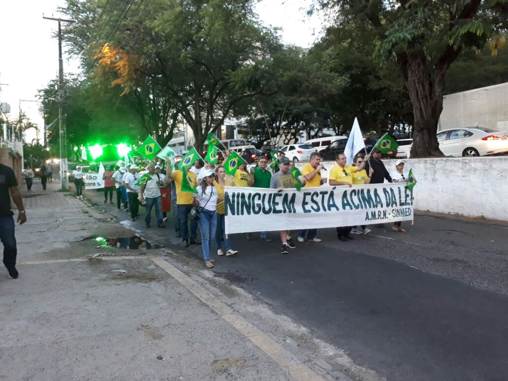 FOTO: Manifestação "Ninguém está acima da lei" ocorre nas imediações do Midway