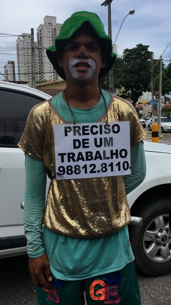 FOTO: "Preciso de um trabalho", pede, humildemente, jovem que faz malabarismo em semáforos em Natal