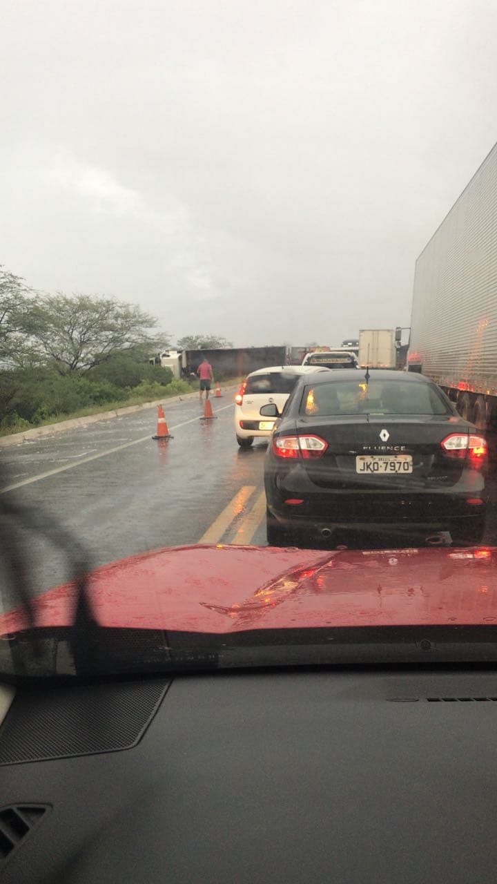 FOTOS: Acidente envolvendo três carretas é registrado em tarde chuvosa no interior do RN; trecho Mossoró/Natal bloqueado