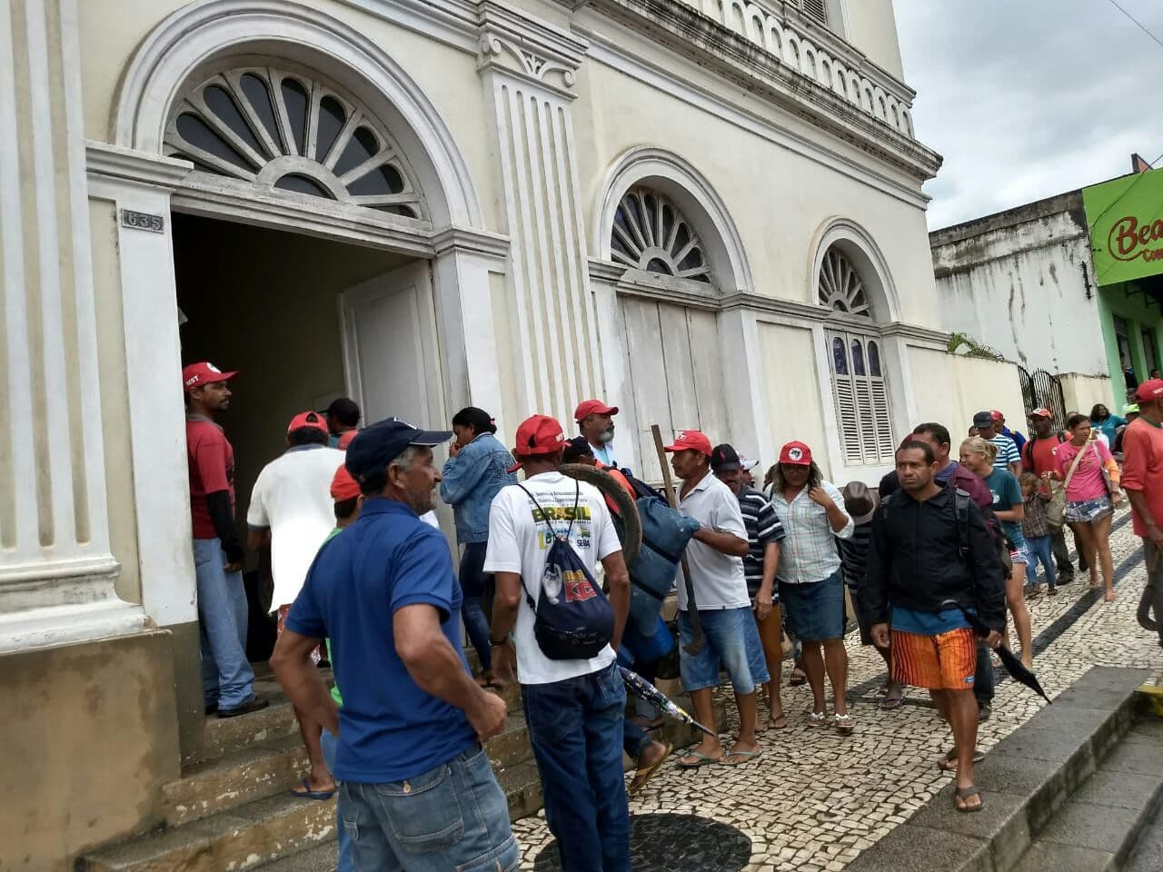 FOTOS: Integrantes do MST entram em prédio na Prefeitura de Ceará-Mirim e colocam pneus no meio de via pública