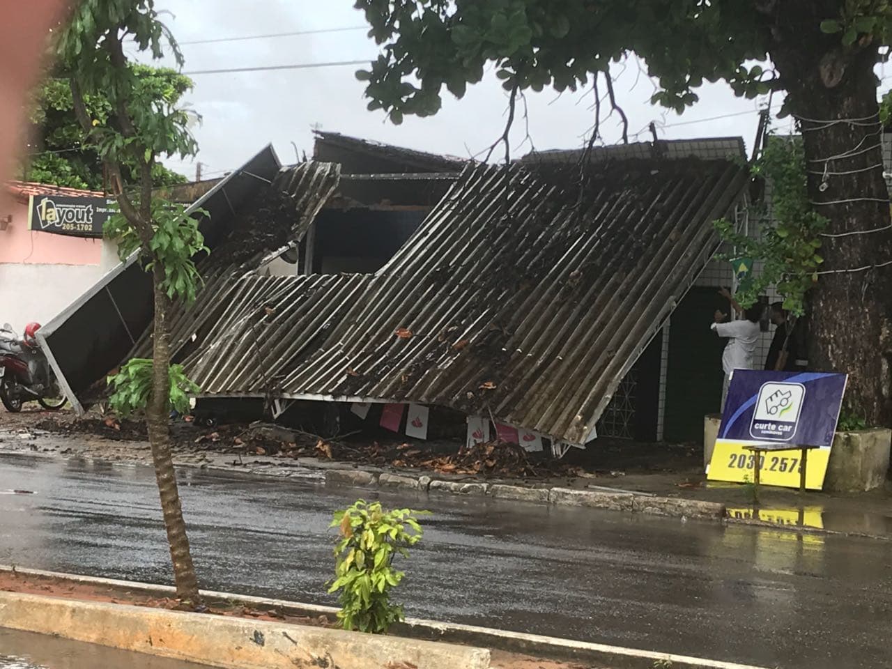 FOTO: Fachada de loja em Natal não suporta fortes chuvas, desaba e atinge carros