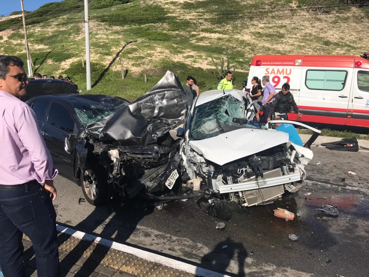 GRAVE ACIDENTE -(FOTOS): Carros batem de frente na Via Costeira e mulher é socorrida em estado grave