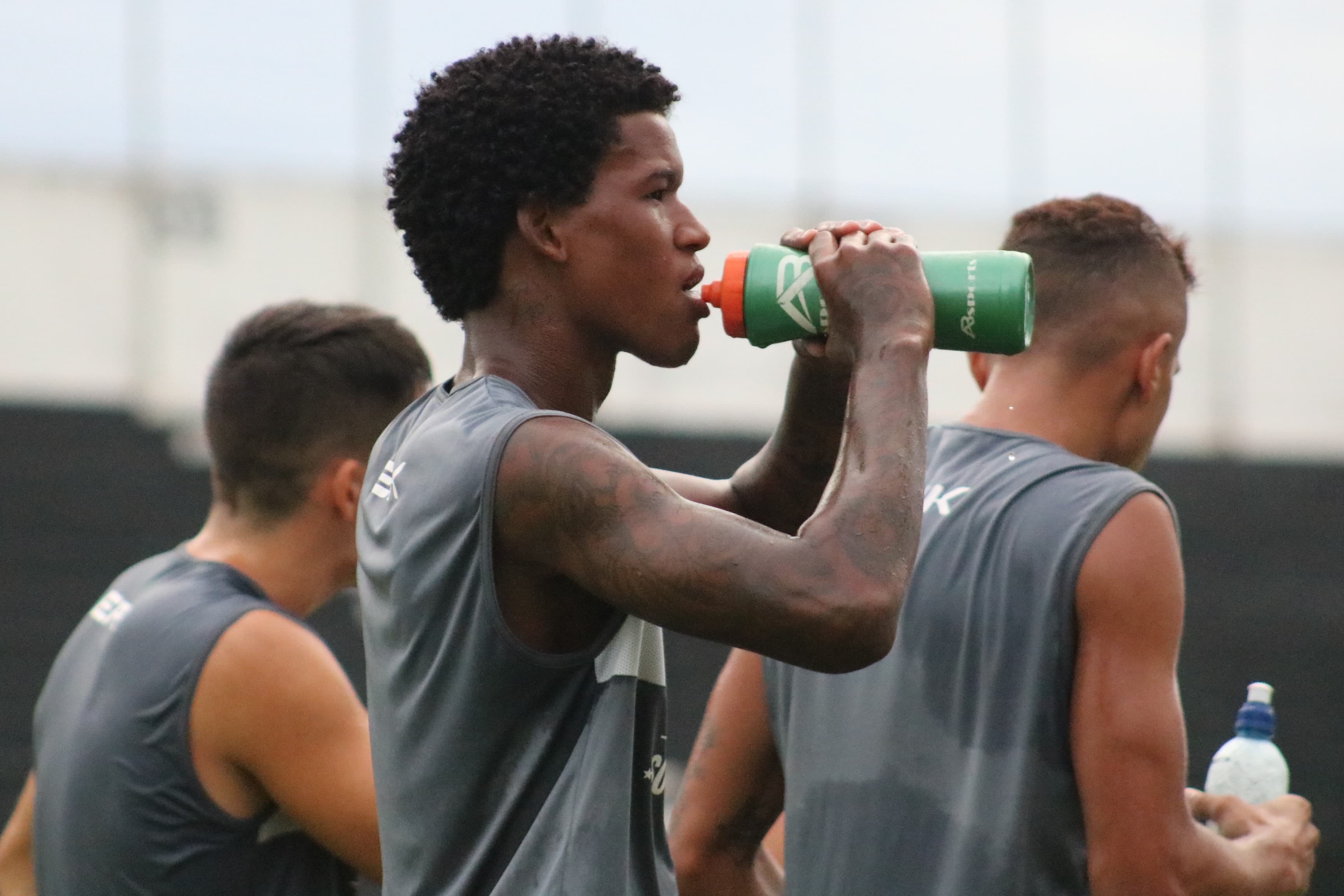 Emprestado pelo Vasco, novo reforço do ABC, lateral Alan Cardoso já treina e está apto a atuar
