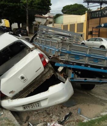FOTOS: Acidente na Avenida Rio Branco deixa veículo sobre outro