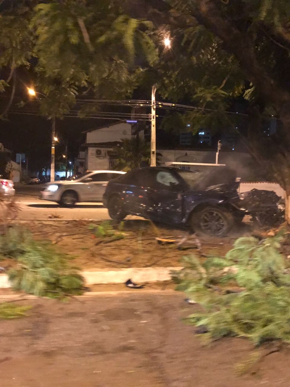 Grave acidente entre dois veículos é registrado na Av. Hermes da Fonseca