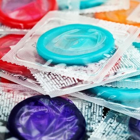Desafio de "cheirar" camisinha coloca em alerta pais de adolescentes
