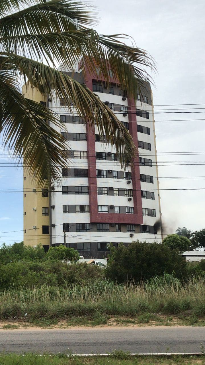 FOTOS: Incêndio é registrado em apartamento em Cidade Verde