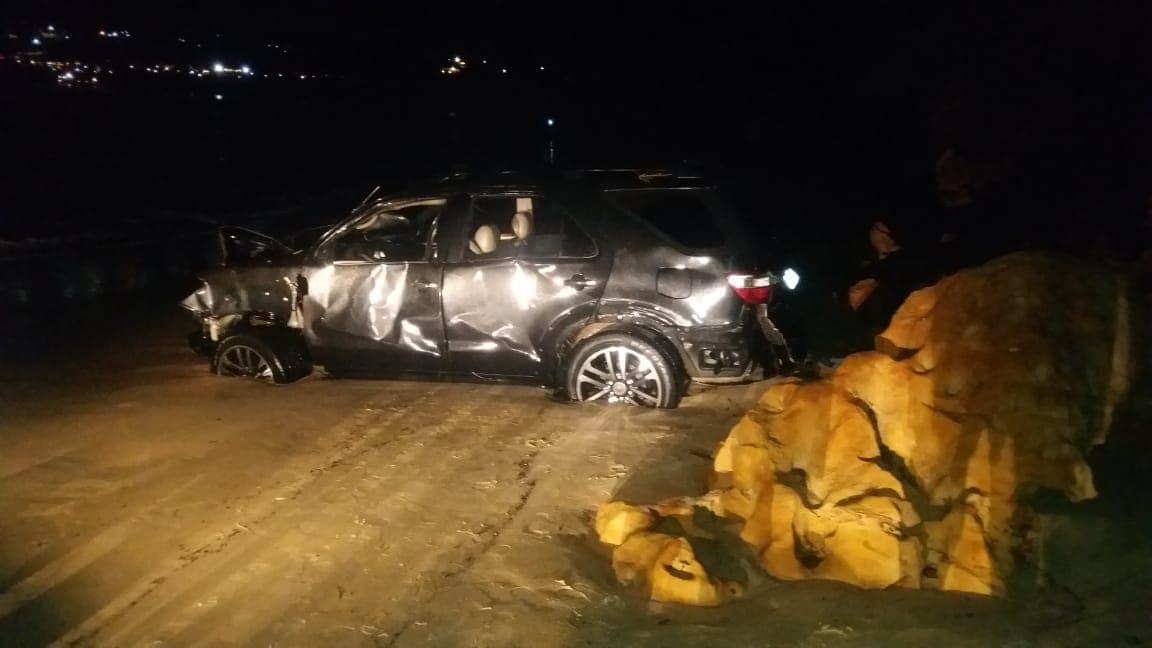 FOTOS: Carro tenta passar pela praia enquanto maré estava enchendo e acaba não conseguindo na Praia de Malembá