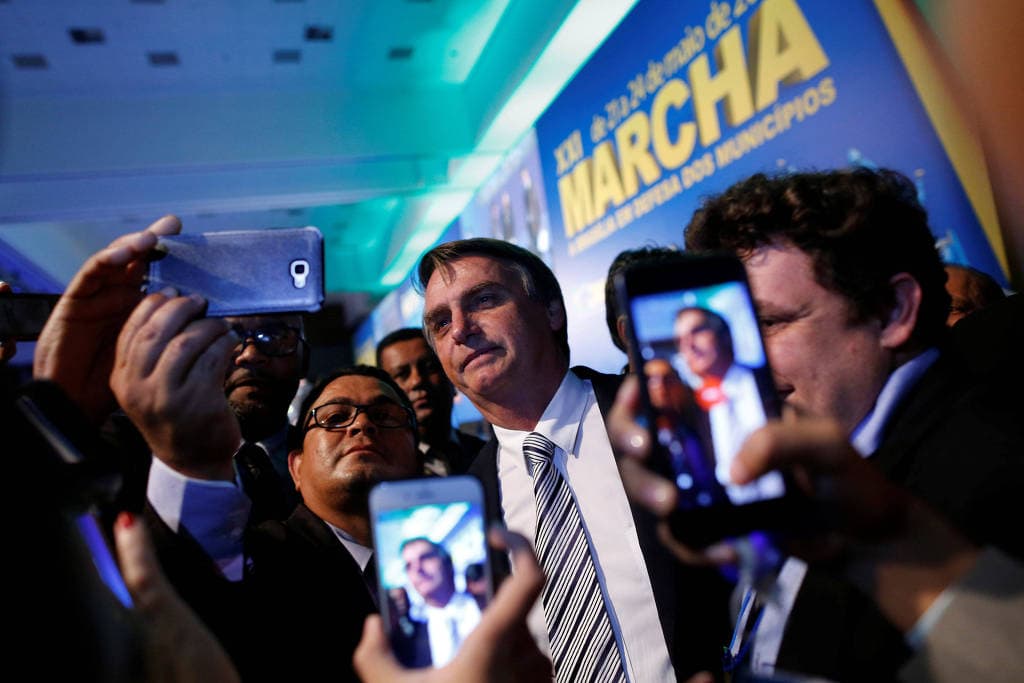 ‘A paralisação precisa acabar, não interessa a mim, ao Brasil, o caos', diz Bolsonaro