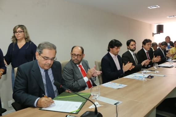 Prefeito assina convênio para retomada das obras do túnel de macrodrenagem da Arena das Dunas