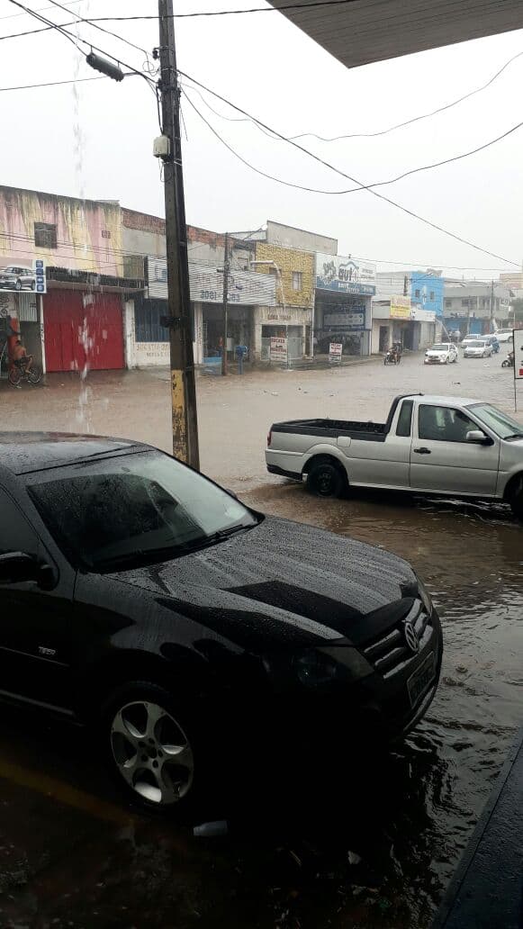 FOTOS E VÍDEOS: Fortes chuvas nesta segunda em Natal provocam alagamentos e alerta em pontos críticos