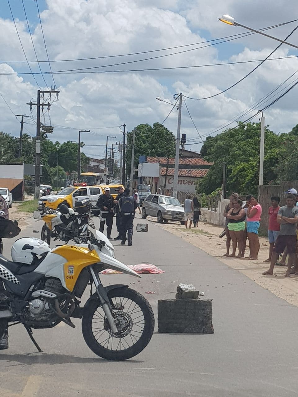 Acidente fatal - FOTOS: Criança é atropelada por caminhão na Avenida Moema Tinôco
